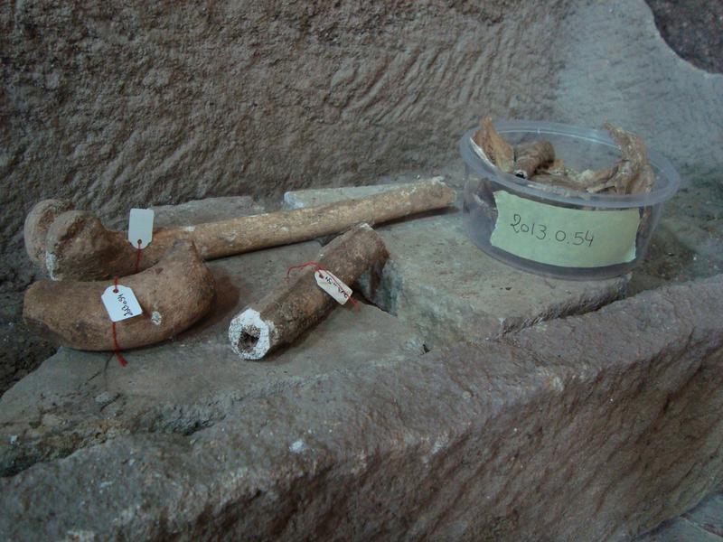 Cuve de sarcophage monolithe et ossements