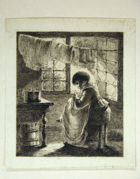 Femme assise cousant près d'une fenêtre