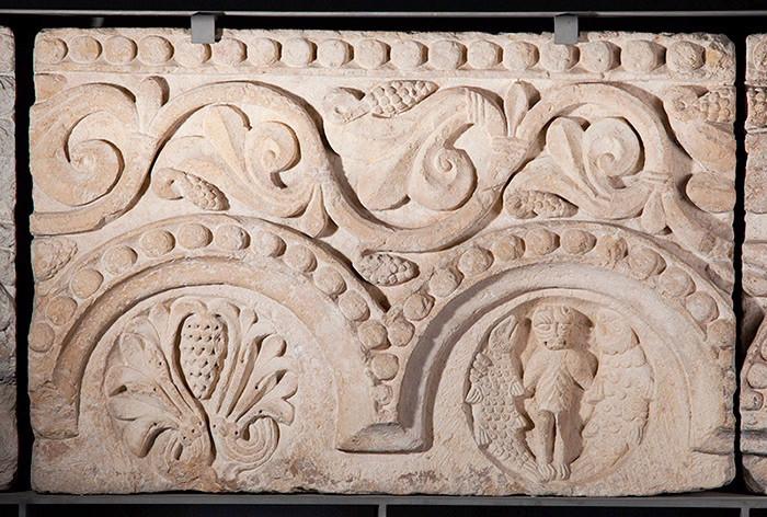 Fragment de frise (03) : Rinceau de vigne avec deux médaillons ornés d'un bouquet de feuilles dacanthe et d'un démon