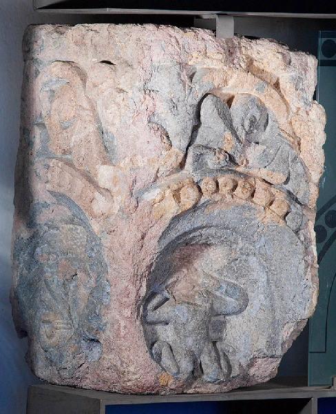 Fragment de frise (11) : Rinceau de vigne avec deux médaillons orné d'un personnage agenouillé et de feuilles d'acanthe