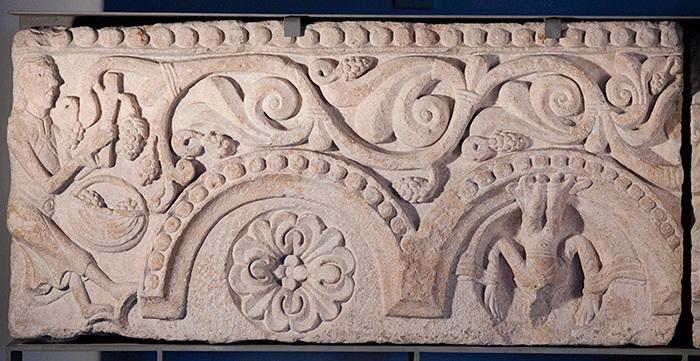 Fragment de frise (01) : Rinceau de vigne avec deux médaillons ornés dun personnage et une rosace