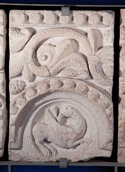 Fragment de frise (09) : Rinceau de vigne avec un médaillon orné d'un griffon