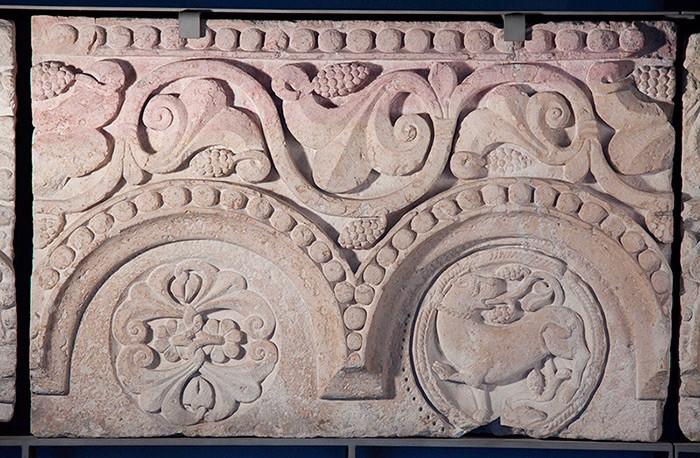 Fragment de frise (05) : Rinceau de vigne avec deux médaillons ornés de fleurs et un animal