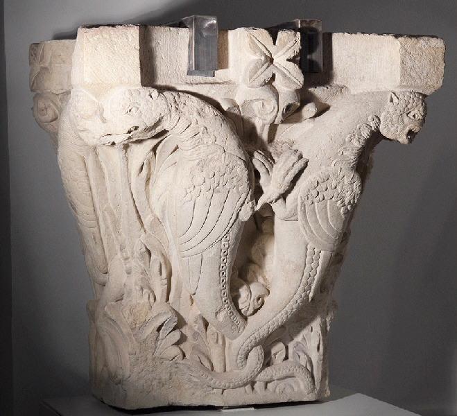 Chapiteau de pilastre décoré d'entrelacs de feuilles d'acanthe et de quatre animaux fantastiques mi oiseaux mi serpents