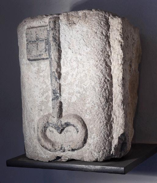 Bloc décoré d'une clef