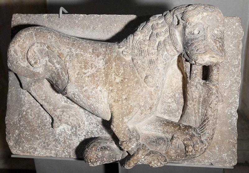 Bloc rectangulaire orné d'un lion