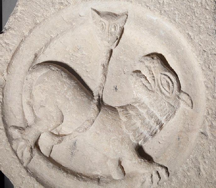 Bloc orné d'un médaillon avec un animal fantastique ressemblant à un lion