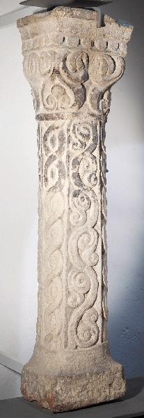 Colonnette à rinceaux de feuillages et oves