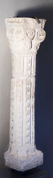 Colonnette à chapiteau décoré de volutes de feuillages