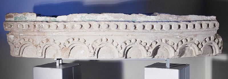 Fragment de manteau de cheminée ou élément de corniche de la chapelle Saint-Michel.