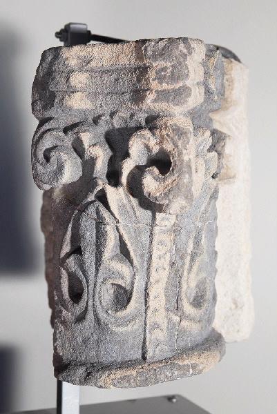 Chapiteau de cheminée orné de décors végétaux et floraux