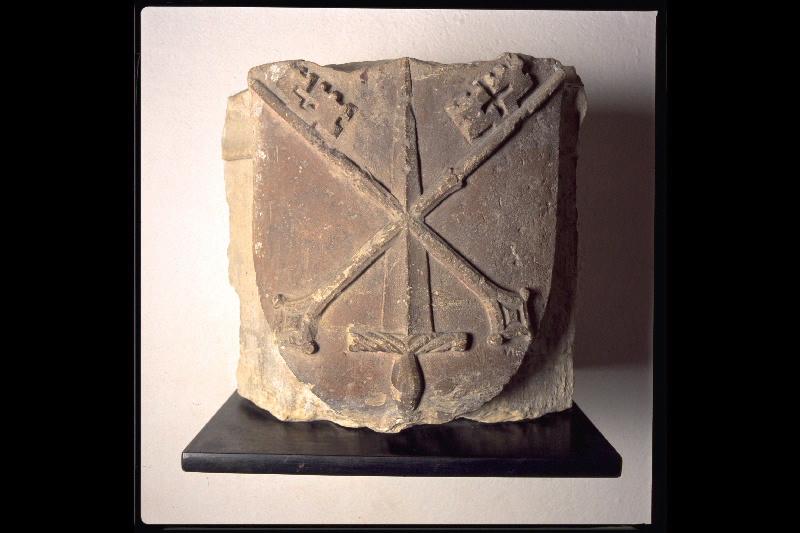 Bloc rectangulaire sculpté aux armes de l'abbaye