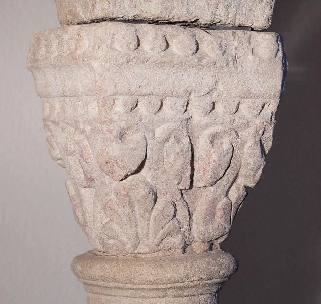 Chapiteau à rinceaux de feuillages