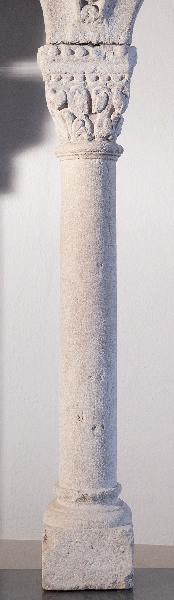 Colonnette et base monolithe