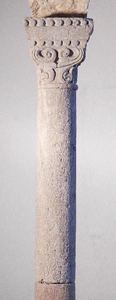 Chapiteau orné de volutes