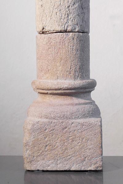 Base et portion de colonnette monolithe