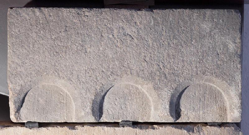 Bloc d'arcature orné de trois arcs