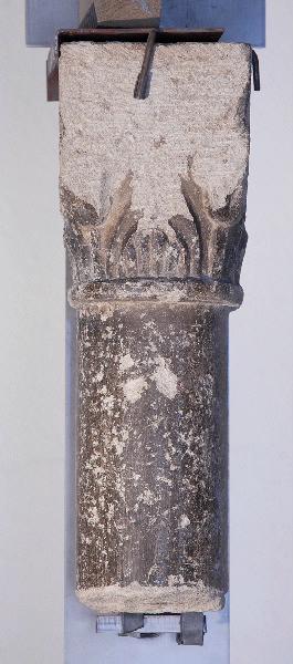 Colonnette monolithe ornée de feuilles d'acanthe