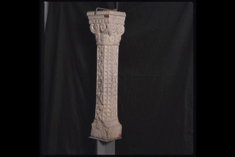 Colonnette décorée d'ornements végétaux et volutes