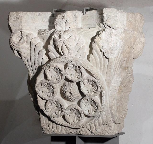 Chapiteau sculpté de motifs feuillagés