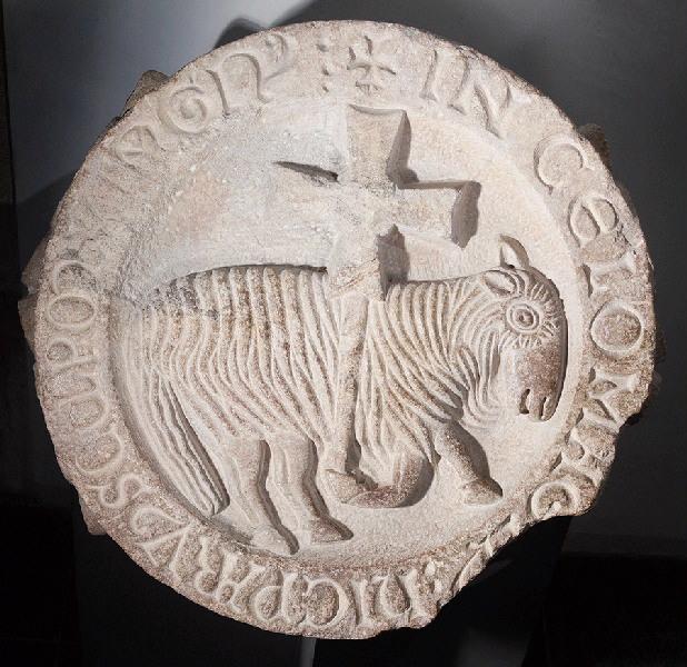 Agneau pascal tenant une croix pattée