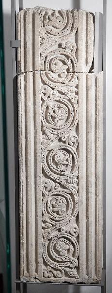 Fragment de piédroit à rinceaux de feuillages