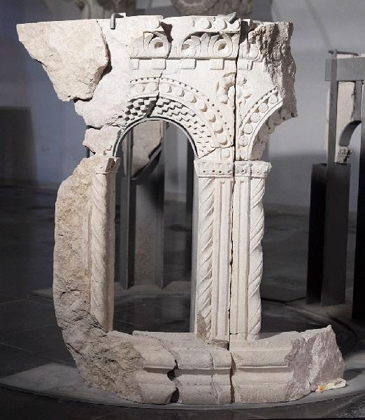 fragment d'un lavabo du cloître (?, structure circulaire)