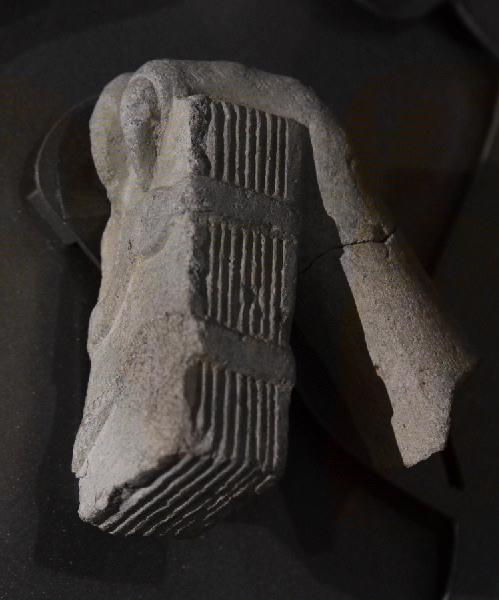 Fragment d'une patte de lion tenant un livre (Lion de saint Marc)
