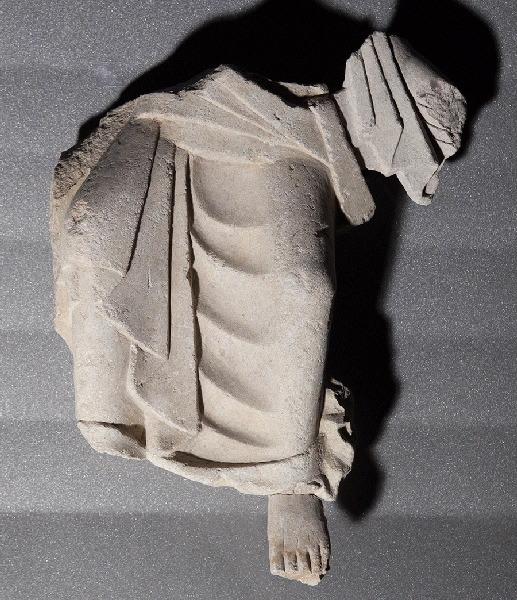 Fragment inférieur du corps d'un apôtre ou d'un ange