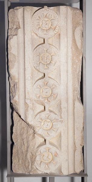 Fragment de piédroit à frise de médaillons ornés d'une fleur