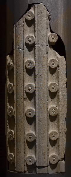 Fragment d'une colonne monolithe cannelée ornée de besants