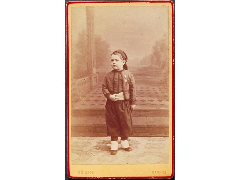 Portrait d'un garçon habillé en zouave