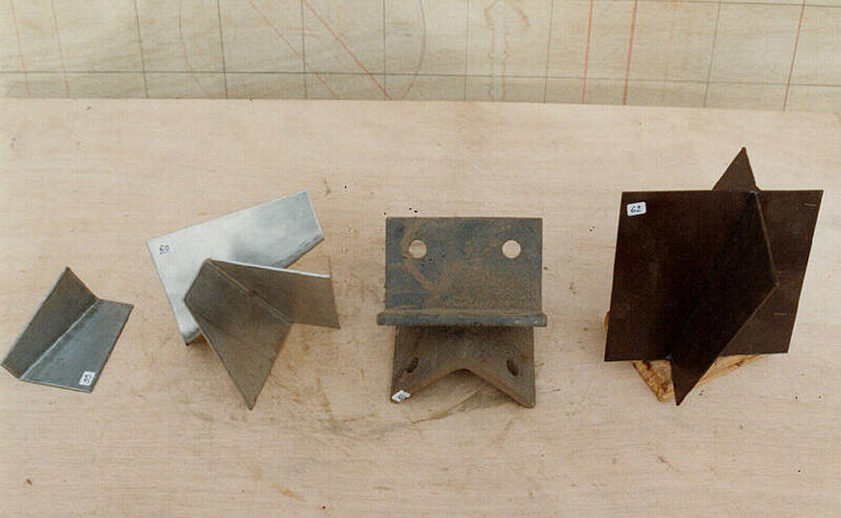 Attelage de fixation par couples de carrés opposés