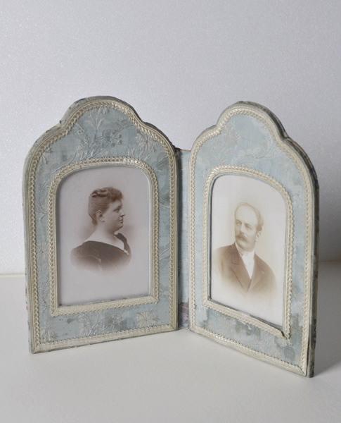 Petit écran en soie bleue contenant les portraits de Mr et Mme Baron du Teil ; Portrait de Georges du Teil (1854-1933) ; Portrait de Madeleine Galichon