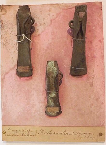 Hache à ailerons et anneau latéral