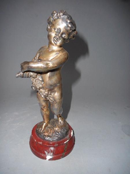 Amour tenant des fleurs