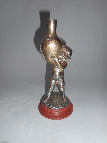 Amour portant une amphore