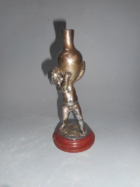 Amour portant une amphore