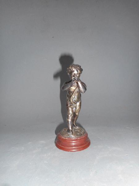 Garçon nu faisant un pied de nez (titre factice)