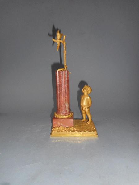 Amour devant une colonne