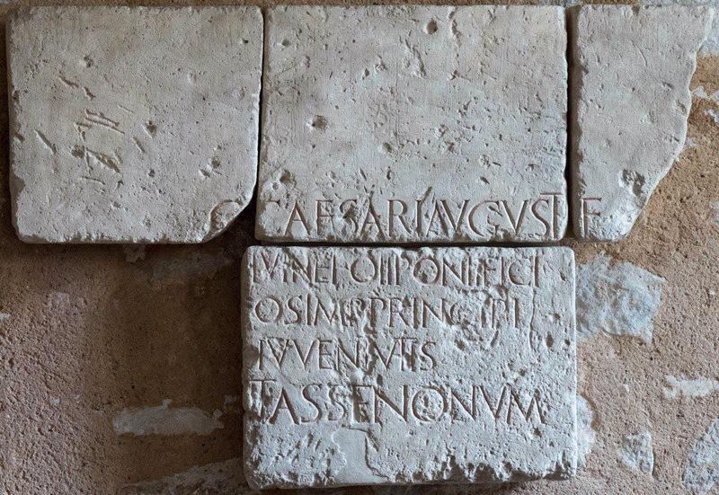 Inscription d'un monument élevé à Caius César