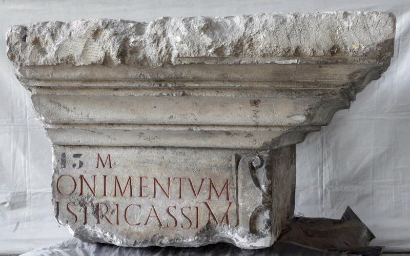 Inscription d'un monument concernant les tricasses