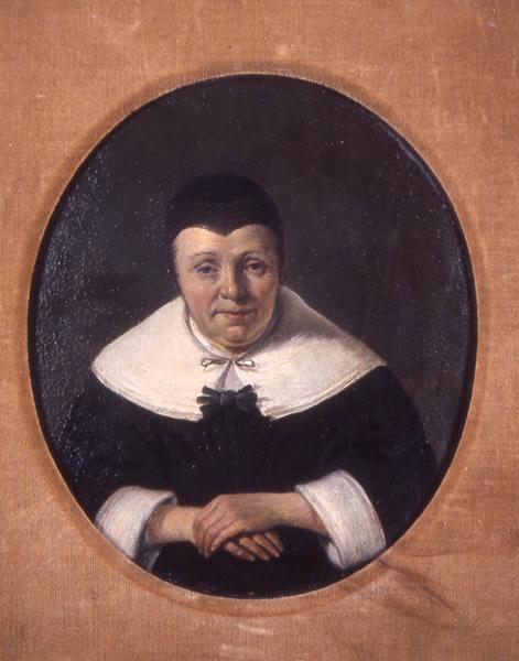 Portrait de femme, mains jointes