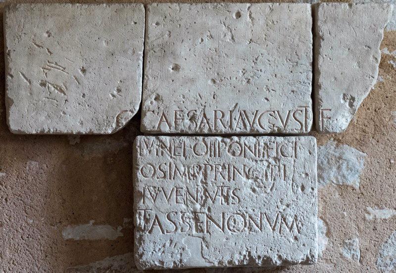 Inscription d'un monument élevé à Caius César