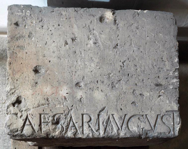 Inscription d'un monument élevé à Caius César