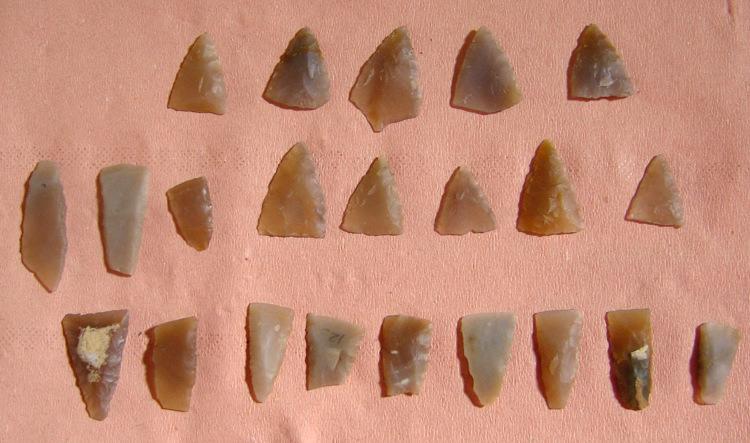 Ensemble de 22 armatures de flèche en silex blond