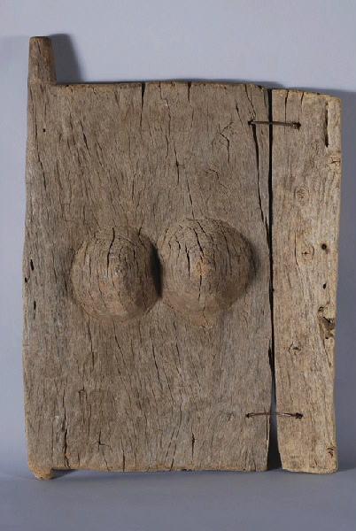 Volet de grenier orné de deux seins