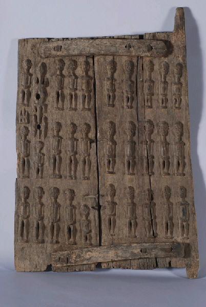 Volet de grenier orné de personnages