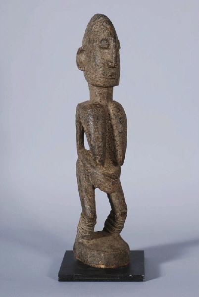 Femme debout stylisée