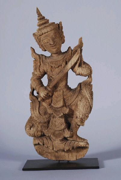 Personnage dansant et tenant un sabre